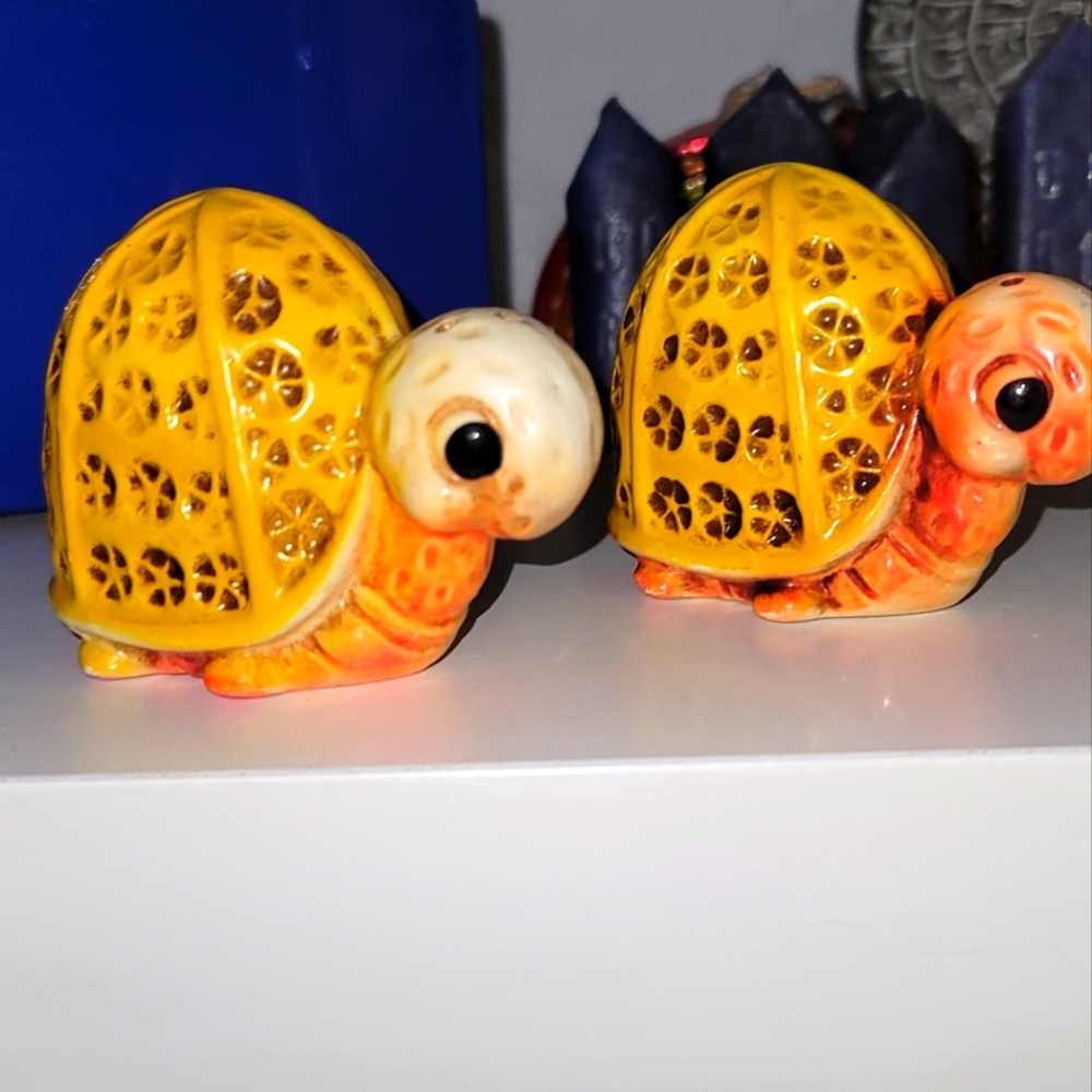 Vintage salt n pepper shakers